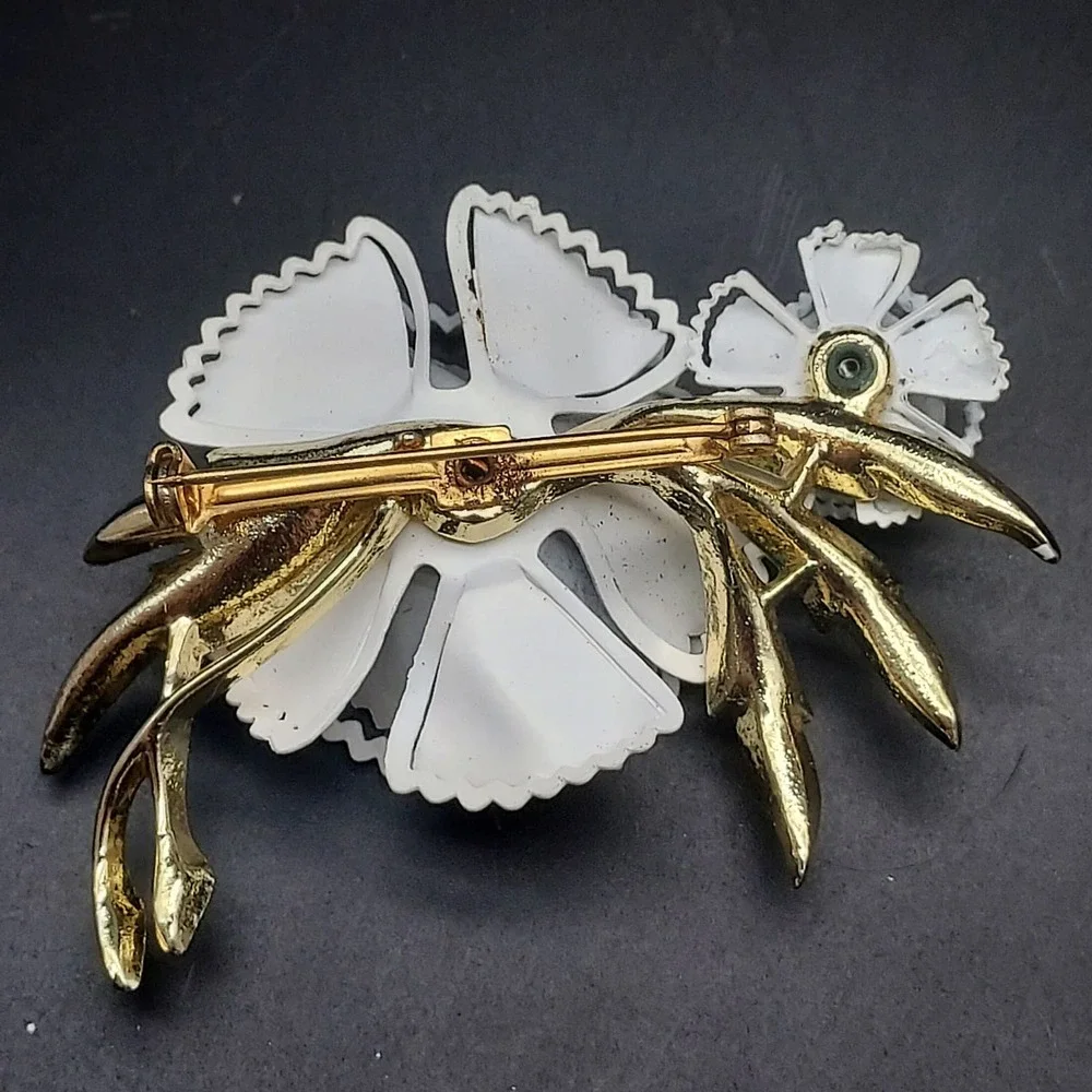 White Enamel Flower Brooch and‎ Clip on Earrings Set Rhinestone Vintage Costume